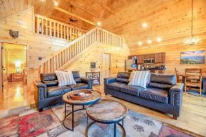 Dancing Bear Hideaway - Outdoor Hot Tub, Screened-In Deck, + Access to Community Amenities