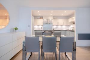 Central 2BD Flat w River View Balcony - Vauxhall!