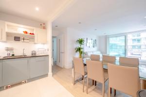 Central 2BD Flat w River View Balcony - Vauxhall!