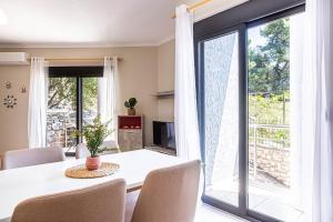 Saranda Charm 1, 1BR w Kitchen, Parking & Patio