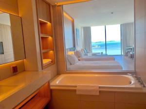 A La Carte Hạ Long - Sea view Apartment