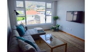 1Bedroom With TableMountain View