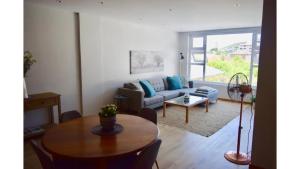 1Bedroom With TableMountain View