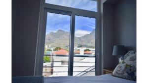 1Bedroom With TableMountain View