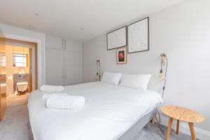 Chic 1BD Flat wPatio - 2 Mins from Barons Court!