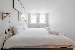 Chic 1BD Flat wPatio - 2 Mins from Barons Court!