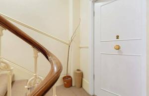 Gorgeous 1 Bedroom in Earls Court with Vintage Furniture