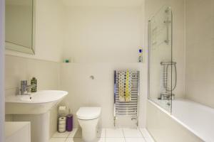 Modern 1 Bedroom Apartment Near Canary Wharf with Balcony