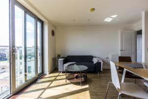 Modern 1 Bedroom Apartment Near Canary Wharf with Balcony