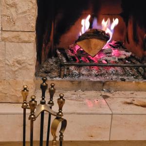 Deck-Apartment on top of mountain, next to forest, indoor fireplace, free parking