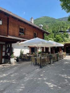 Mays Apartments & Restaurant