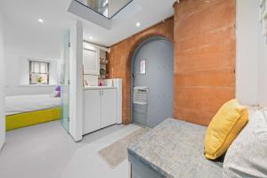 Unique 1 Bedroom Near West End