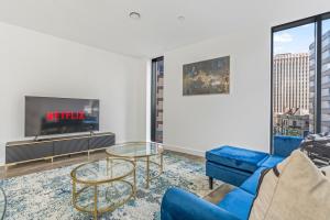 NEW BUILD - Modern Lux Broad St City Centre 2 Bedroom Apt, 2 Bathroom - Birmingham City Centre - Smart TVs with Netflix - Long Stays Allowed - 5 mins walk to Brindley Place, 1 min to Broad Streets Bars and Restaurants