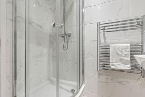 NEW BUILD - Modern Lux Broad St City Centre 2 Bedroom Apt, 2 Bathroom - Birmingham City Centre - Smart TVs with Netflix - Long Stays Allowed - 5 mins walk to Brindley Place, 1 min to Broad Streets Bars and Restaurants