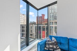 NEW BUILD - Modern Lux Broad St City Centre 2 Bedroom Apt, 2 Bathroom - Birmingham City Centre - Smart TVs with Netflix - Long Stays Allowed - 5 mins walk to Brindley Place, 1 min to Broad Streets Bars and Restaurants