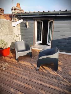 Bord du lac, sous les montagnes