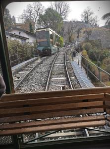 Bord du lac, sous les montagnes