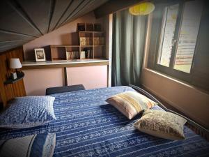 Bord du lac, sous les montagnes