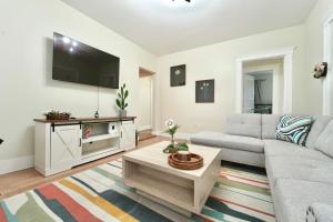 Cozy 4BD2BA Near Boston-Encore-T-Station and Diners