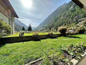 Alpine Retreat 4 Person Apartment near Zermatt with parking!