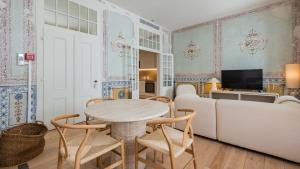 Charm 2BDR Apartment with River View by LovelyStay