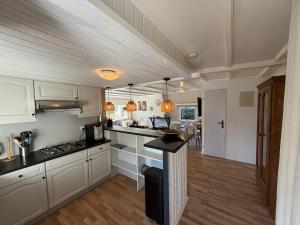 Boshuis Bubbels Wellness Chalet with Private HOTTUB and SAUNA - Super Holiday House with Huge Garden and Private Parking Space - Veluwe Holiday Voorthuizen