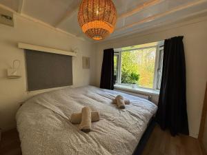 Boshuis Bubbels Wellness Chalet with Private HOTTUB and SAUNA - Super Holiday House with Huge Garden and Private Parking Space - Veluwe Holiday Voorthuizen