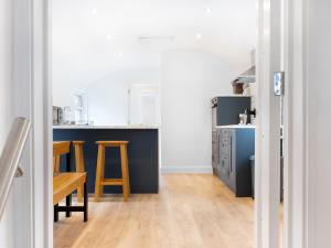 Lush apartments, Pool Table, Netflix, Parking, Long Term Discounts