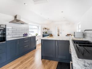 Lush apartments, Pool Table, Netflix, Parking, Long Term Discounts