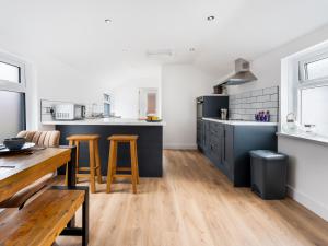 Lush apartments, Pool Table, Netflix, Parking, Long Term Discounts