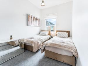 Lush apartments, Pool Table, Netflix, Parking, Long Term Discounts