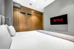 Monochrome Majesty - Soho - by Frankie Says