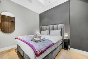 Monochrome Majesty - Soho - by Frankie Says