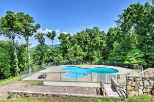 Hot Tub, Decks & 2 Kitchens: Mtn-View Jasper Gem!