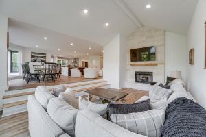 Hot Tub, Decks & 2 Kitchens: Mtn-View Jasper Gem!