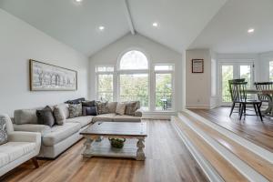 Hot Tub, Decks & 2 Kitchens: Mtn-View Jasper Gem!