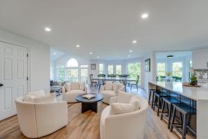 Hot Tub, Decks & 2 Kitchens: Mtn-View Jasper Gem!