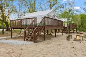 Furnished Glamping TentRed River AccessKing Bed