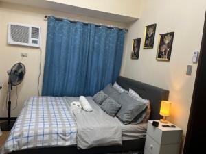 Radiance Manila Bay 1BR Suite with Balcony, Bay View & Free Pool Access Near Airport