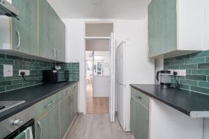 Comfort Meets Convenience, 2BR Flat in Slough