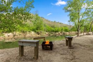 Furnished Glamping TentRiver Access2 Queen Beds