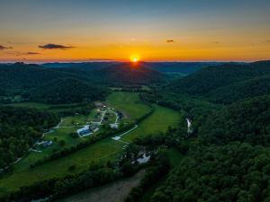 Furnished Glamping TentRiver Access2 Queen Beds
