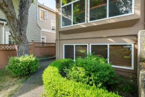 Adorable, 2 Bedrooms in West Vancouver