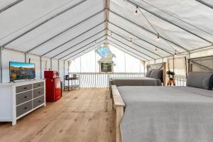 Glamping TentRed River Access2 Queen Beds