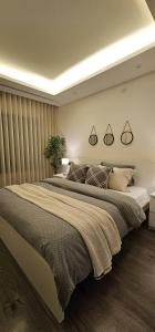 Luxury One Bed Room - Prime Location Near Malls - 3hvězdičkové hotely ve městě Umm Uthainah