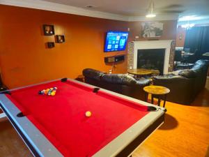 Amazing Large 3 Bed house with King Bed less than 10 miles to DTWN