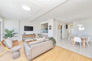 Beautiful & Modern Dolphin Beach CG12 by HMH