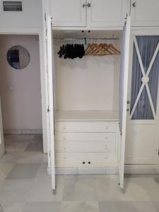 Habitación agradable con baño individual