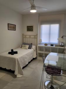 Habitación agradable con baño individual