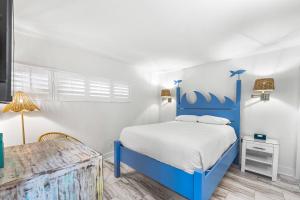 Holiday Surf and Racquet Unit 708